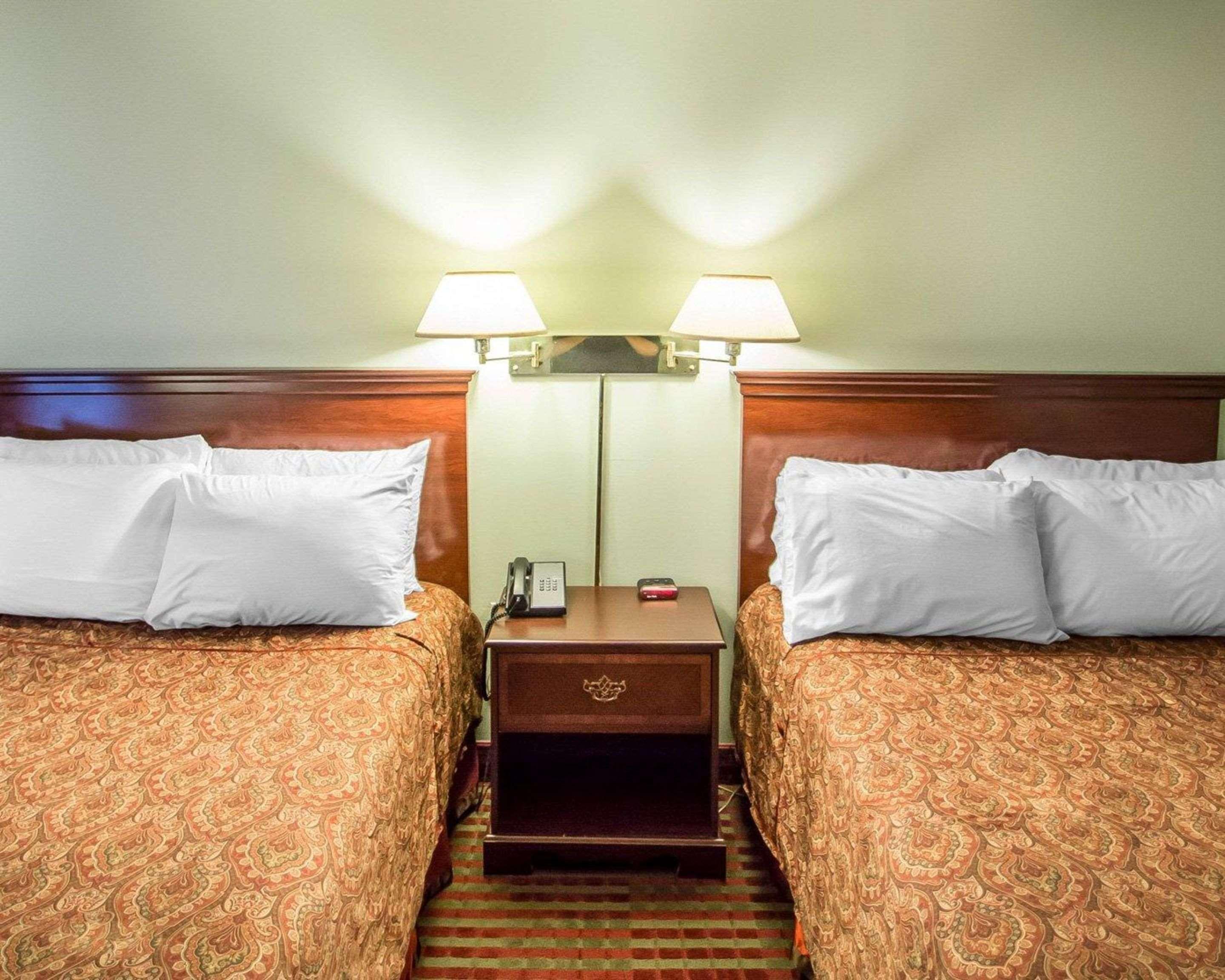 Rodeway Inn Lakeville Екстериор снимка