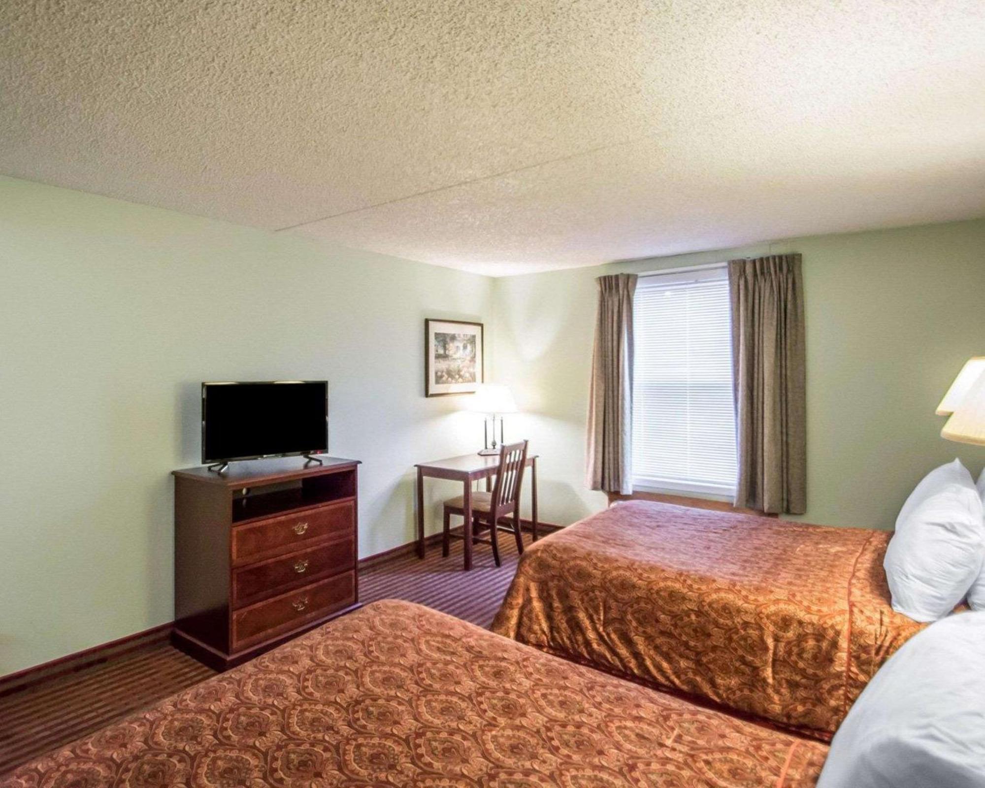 Rodeway Inn Lakeville Екстериор снимка
