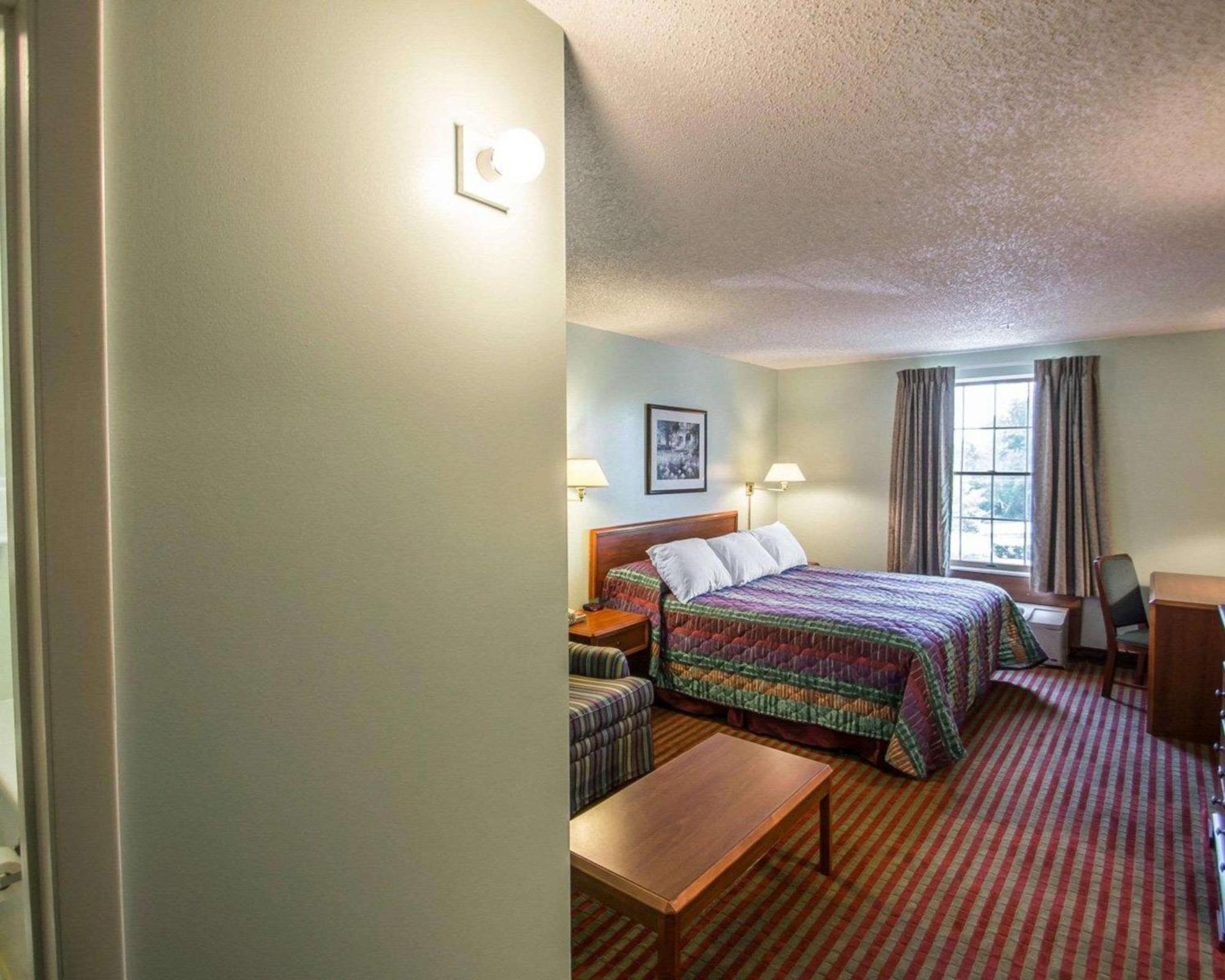 Rodeway Inn Lakeville Екстериор снимка