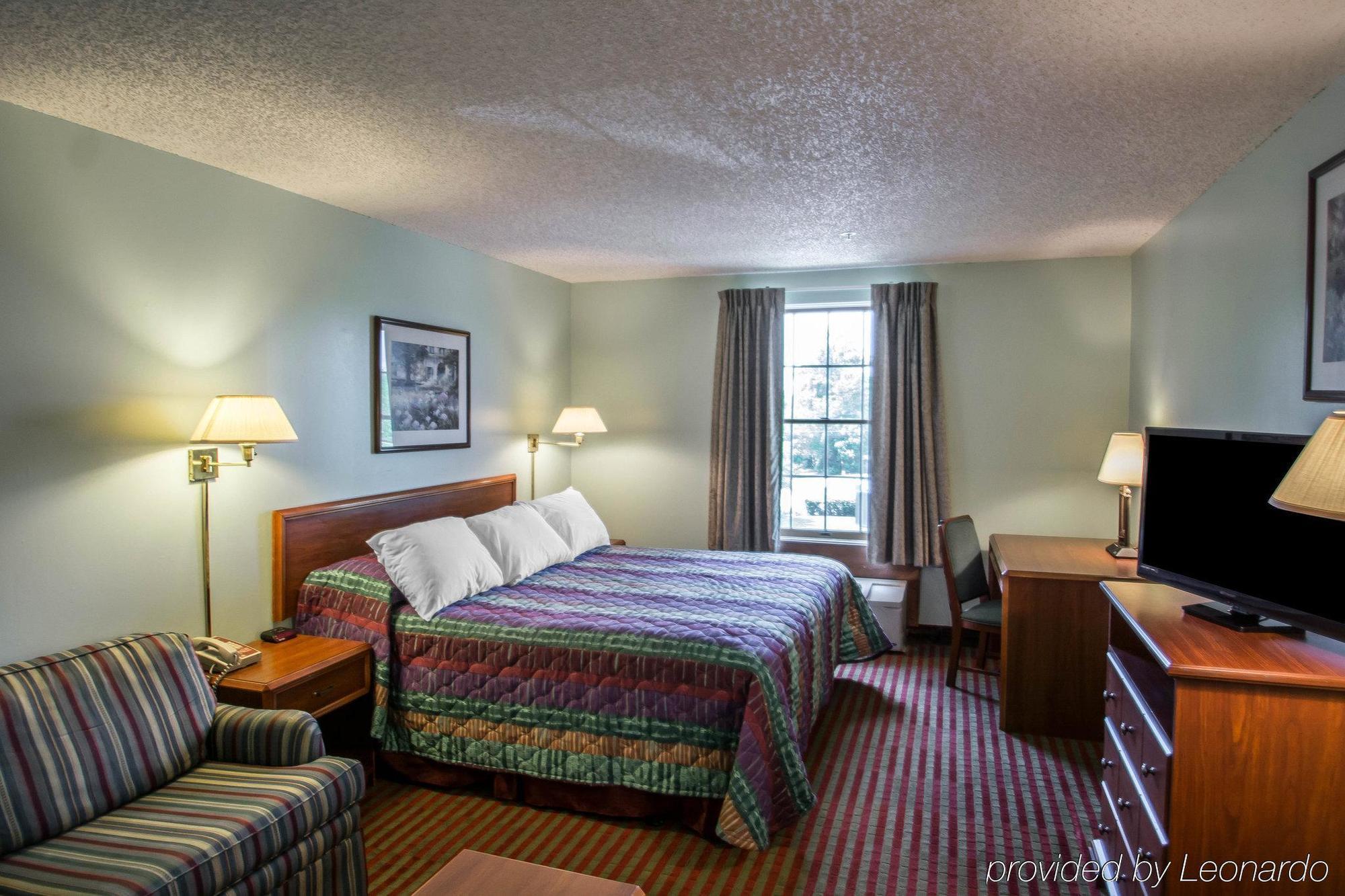Rodeway Inn Lakeville Екстериор снимка