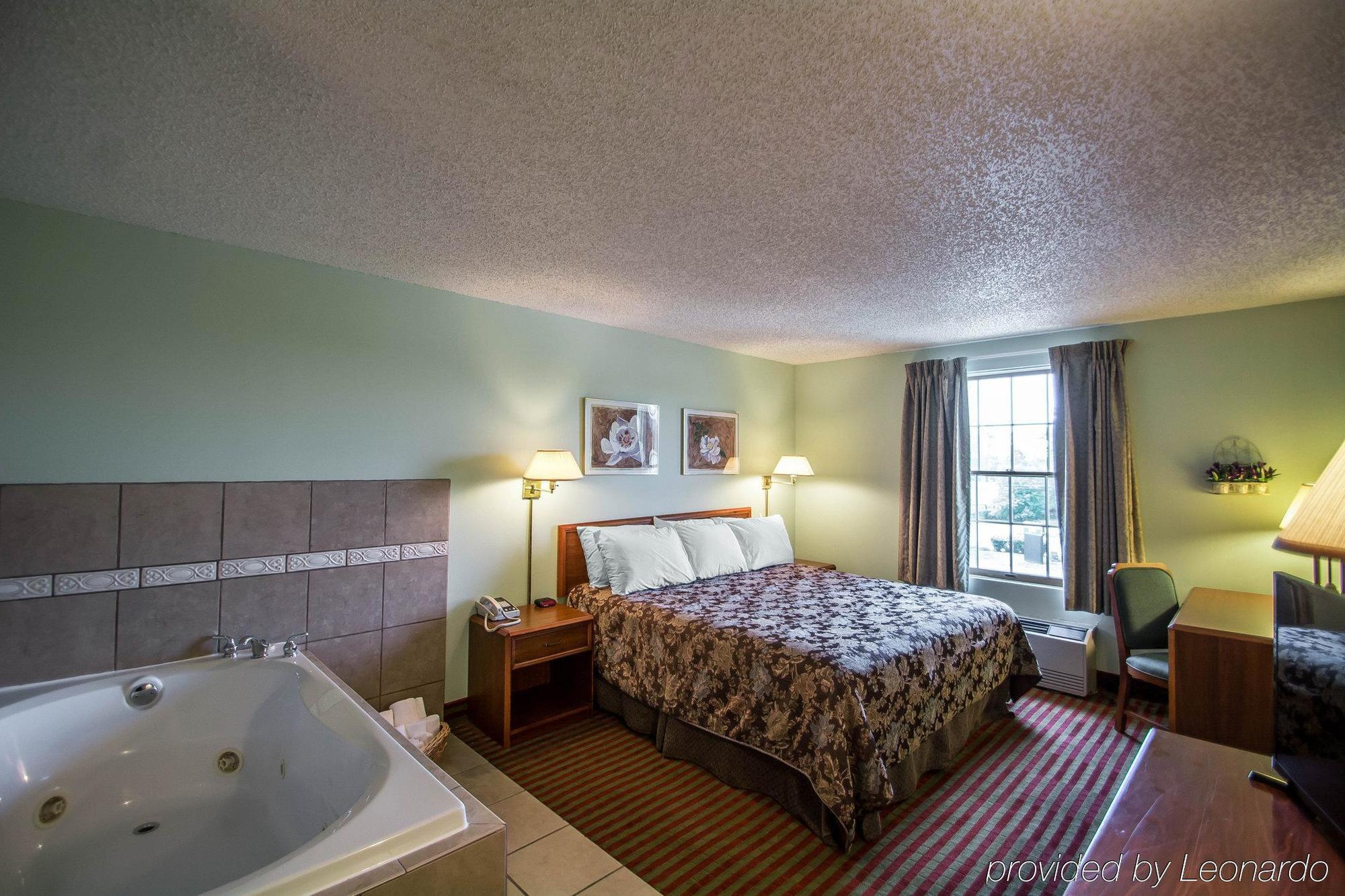 Rodeway Inn Lakeville Екстериор снимка