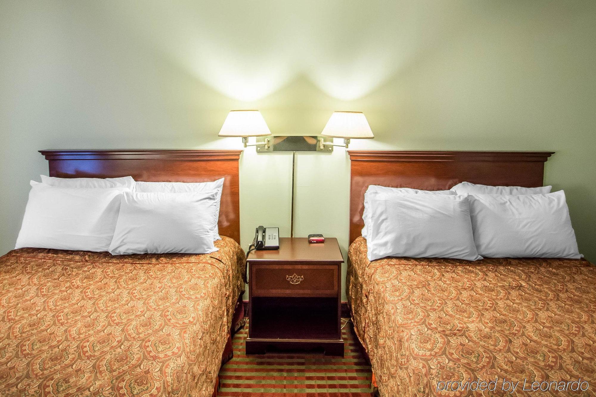 Rodeway Inn Lakeville Екстериор снимка