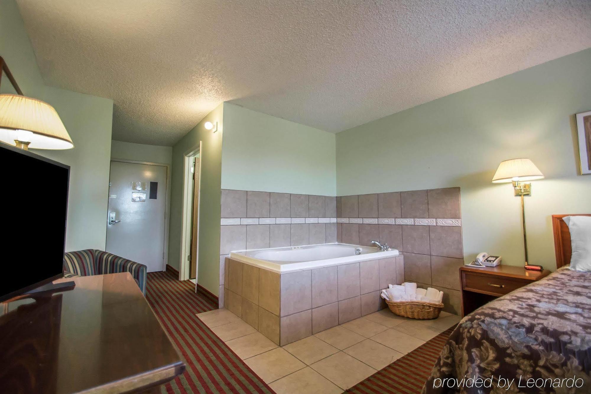 Rodeway Inn Lakeville Екстериор снимка