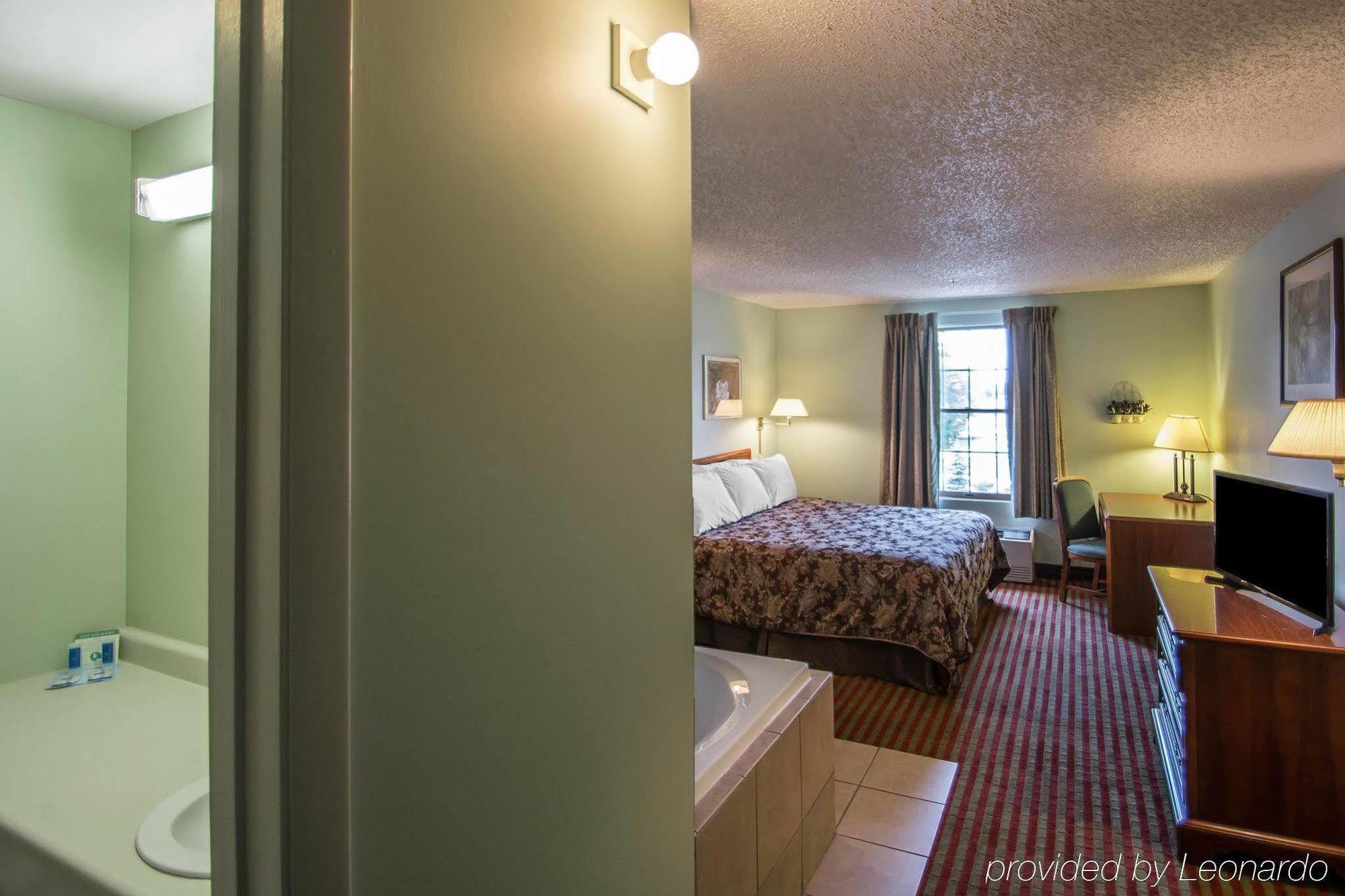 Rodeway Inn Lakeville Екстериор снимка